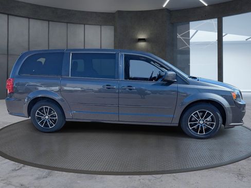 Used 2016 Dodge Grand Caravan SE FWD image 7