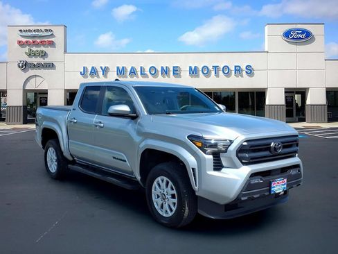 Used 2025 Toyota Tacoma SR5 AWD/4WD image 10