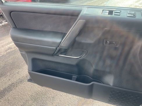 Used 2014 Nissan Titan SV w/ SV Value Truck Package image 9