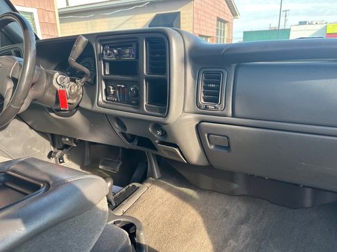 Used 2005 Chevrolet Silverado 1500 LS w/ Light Duty Power Package AWD/4WD image 11