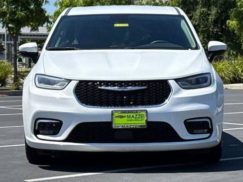 Used 2023 Chrysler Pacifica Touring-L FWD image 7