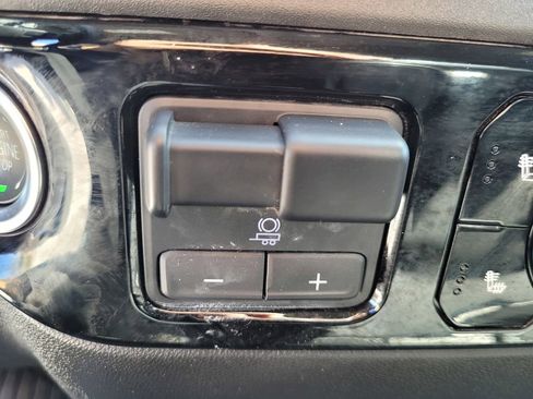 Used 2025 Chevrolet Silverado 2500 LT image 20