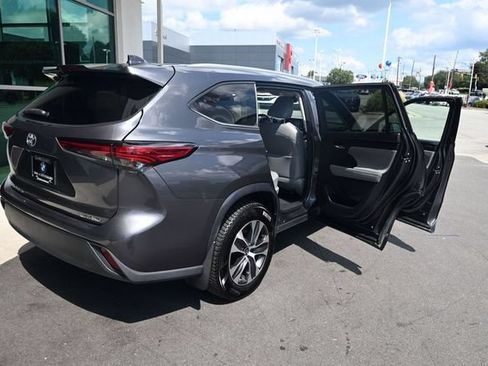 Used 2022 Toyota Highlander XLE AWD/4WD image 35
