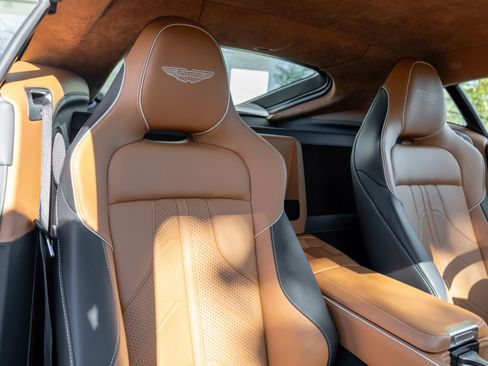 Used 2025 Aston Martin V8 Vantage Coupe image 27