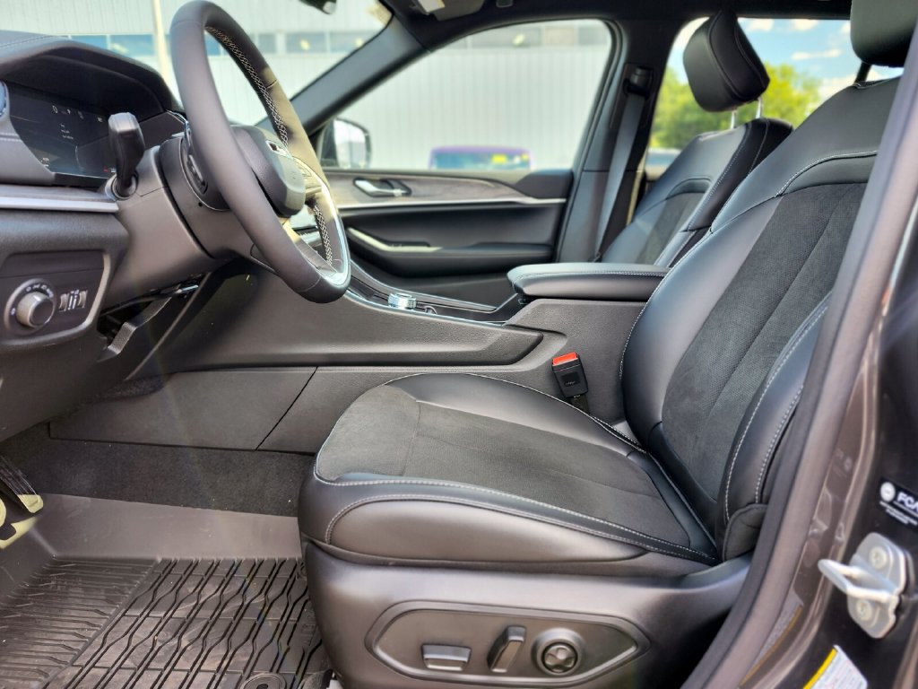 New 2026 Jeep Grand Cherokee Altitude AWD/4WD image 18