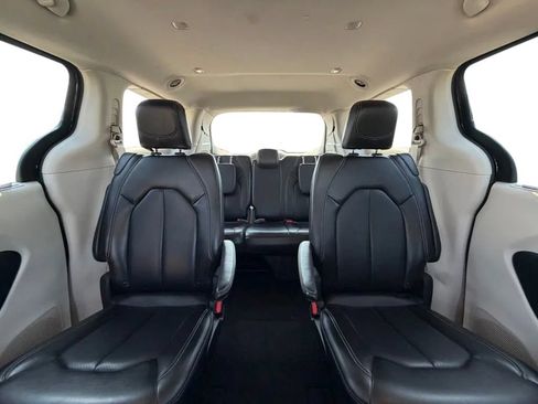 Used 2023 Chrysler Pacifica Touring-L FWD image 27