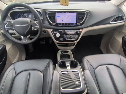 Used 2024 Chrysler Pacifica Touring-L FWD image 27
