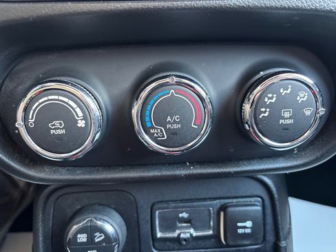 Used 2016 Jeep Renegade Trailhawk w/ Cold Weather Group image 34