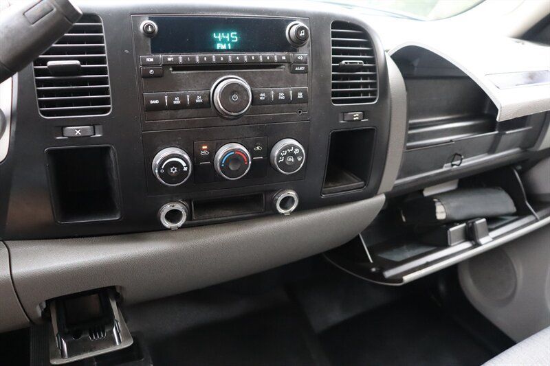 Used 2007 GMC Sierra 2500 W/T w/ Work Truck Preferred Package AWD/4WD image 14