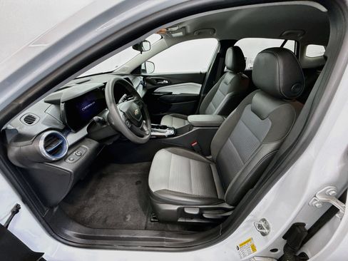 Used 2025 Chevrolet Trax LT FWD image 13