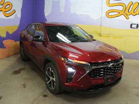Used 2024 Chevrolet Trax RS w/ Sunroof Package FWD image 2