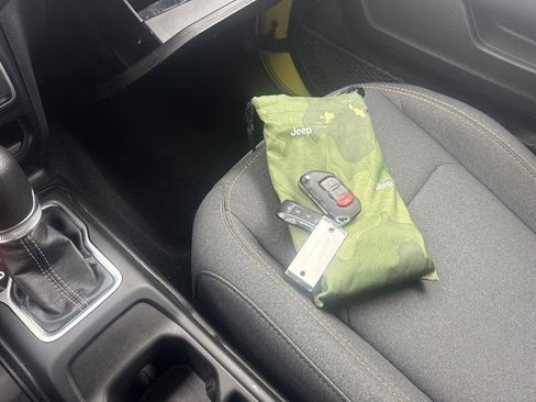 Used 2024 Jeep Gladiator Sport image 28