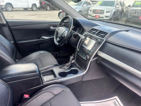 Used 2016 Toyota Camry SE w/ Moonroof Package FWD image 32
