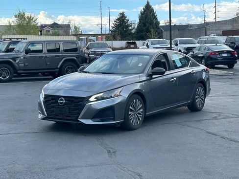 Used 2024 Nissan Altima 2.5 SV FWD image 9