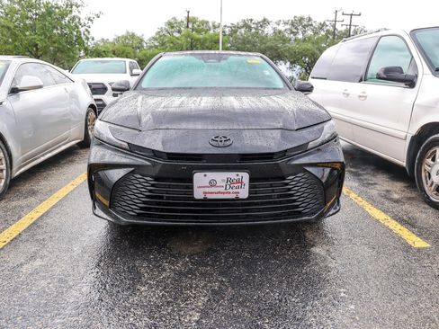 Used 2025 Toyota Camry LE w/ Convenience Package FWD image 4