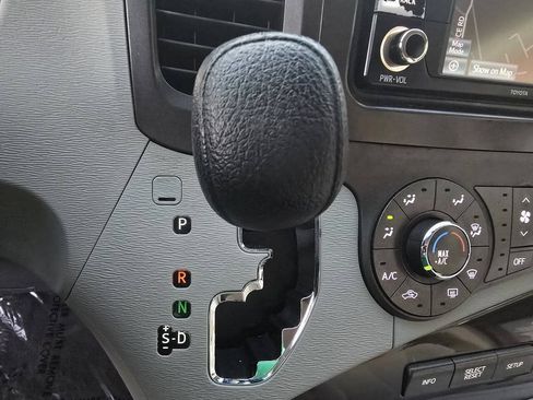 Used 2012 Toyota Sienna LE FWD image 41