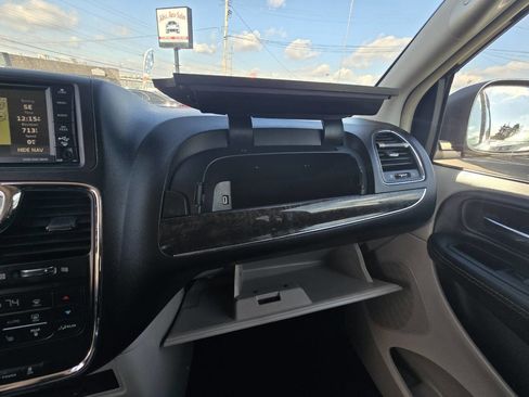 Used 2014 Chrysler Town & Country Touring-L w/ Driver Convenience Group image 26