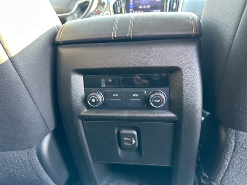 Used 2021 Chevrolet Traverse LT image 20