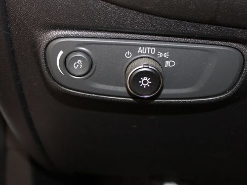 Used 2018 Chevrolet Equinox LT FWD image 30