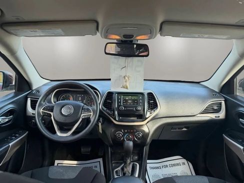 Used 2018 Jeep Cherokee Latitude FWD image 12