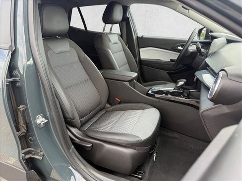Used 2025 Chevrolet Trax LT w/ LT Convenience Package FWD image 13