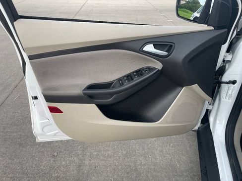 Used 2014 Ford Focus SE w/ SE Winter Package FWD image 11