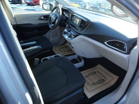 Used 2017 Chrysler Pacifica LX image 28