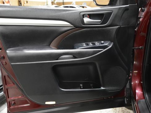 Used 2019 Toyota Highlander XLE AWD/4WD image 10
