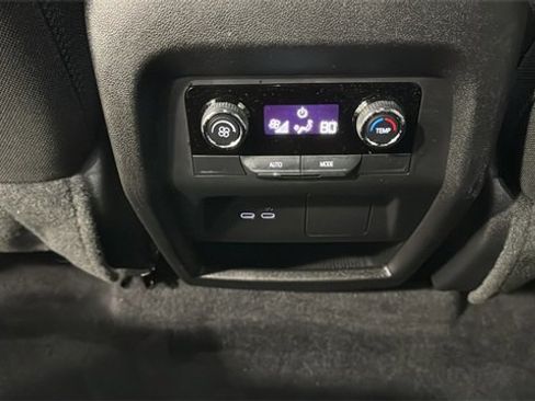 Used 2025 Chevrolet Traverse LT image 39