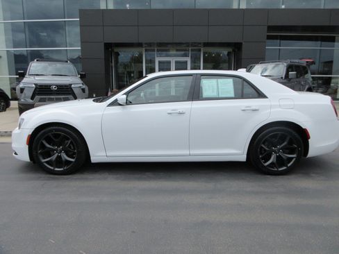 Used 2022 Chrysler 300 S RWD image 3