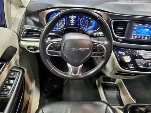 Used 2018 Chrysler Pacifica Touring-L image 18