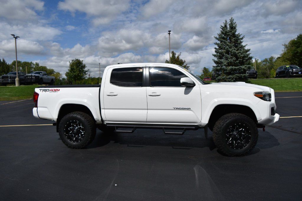 Used 2016 Toyota Tacoma TRD Sport w/ Towing Package AWD/4WD image 5