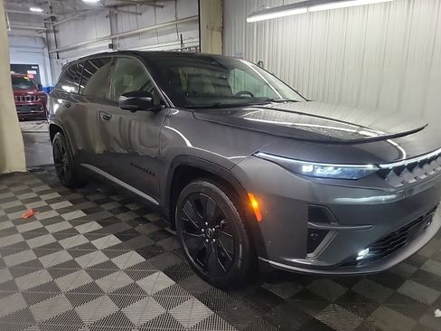 Used 2024 Jeep Wagoneer Launch Edition image 2