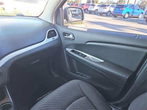 Used 2017 Dodge Journey SE w/ Flexible Seating Group image 9