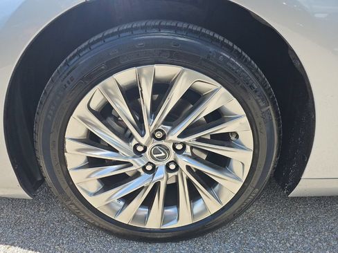 Used 2022 Lexus ES 300h w/ Accessory Package 2 FWD image 9