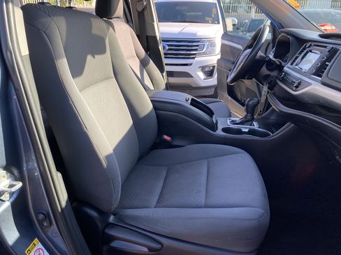 Used 2019 Toyota Highlander LE w/ Carpet Mat Package (TMS) FWD image 24