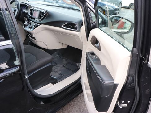 Used 2023 Chrysler Voyager LX image 17