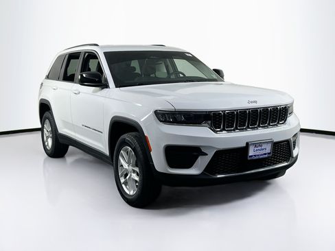 Used 2023 Jeep Grand Cherokee Laredo AWD/4WD image 3