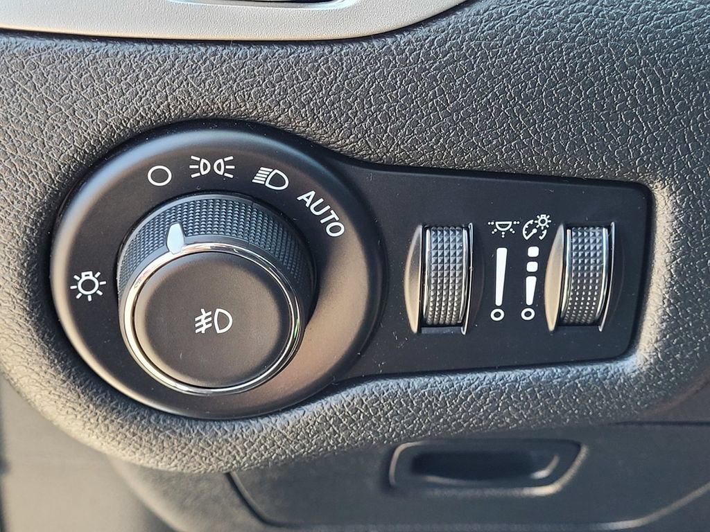 Used 2018 Jeep Cherokee Latitude Plus w/ Cold Weather Group AWD/4WD image 21