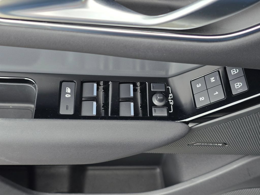 Certified 2025 Land Rover Range Rover Velar S AWD/4WD image 32