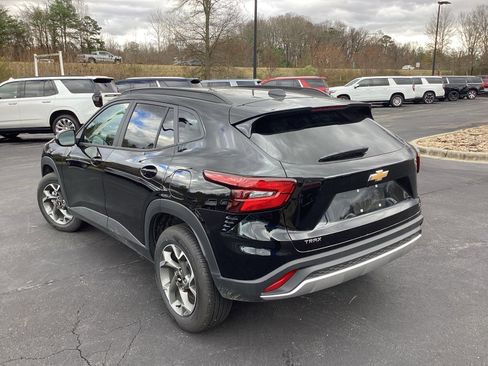 Used 2025 Chevrolet Trax LT w/ LT Convenience Package image 2