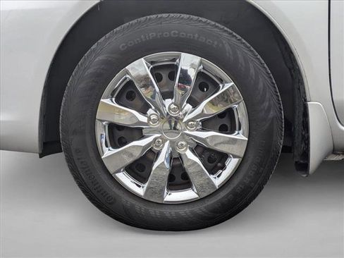 Used 2017 Nissan Versa S image 21