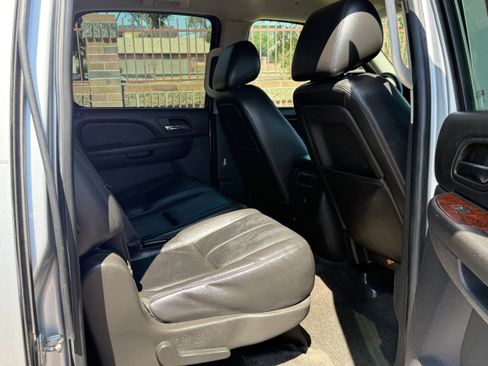 Used 2013 Chevrolet Suburban LT RWD image 12