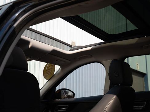 Used 2017 Jaguar F-PACE Premium image 28