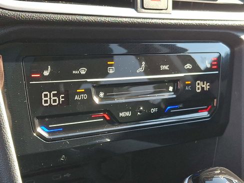 Certified 2025 Volkswagen Taos SE w/ Panoramic Sunroof Package image 14