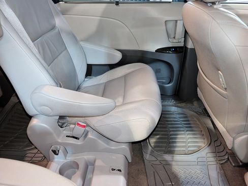 Used 2017 Toyota Sienna XLE image 25