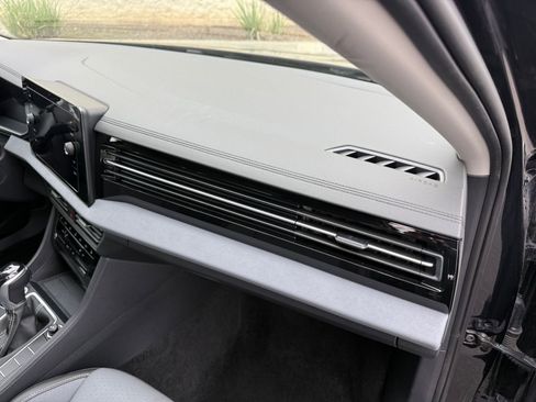 Used 2025 Volkswagen Jetta SE image 34