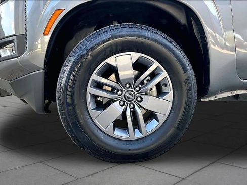 Certified 2025 Nissan Frontier SV w/ SV Convenience Package RWD image 11