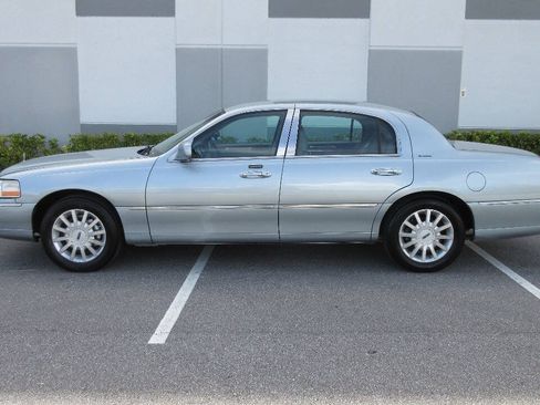 Used 2007 Lincoln Town Car Signature RWD image 2