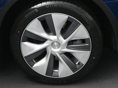 Used 2024 Tesla Model Y 2WD image 10